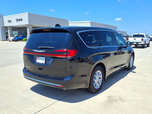 New 2026 Chrysler Pacifica Select FWD image 2