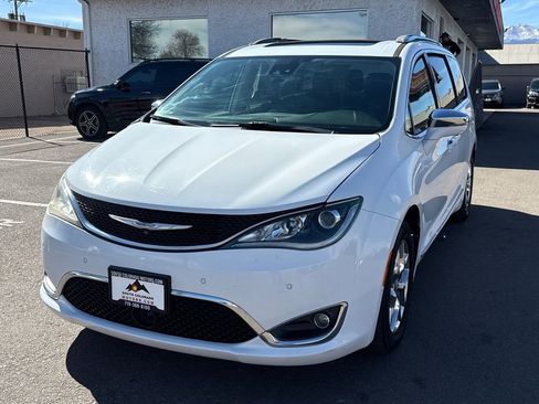 Used 2017 Chrysler Pacifica Limited image 3