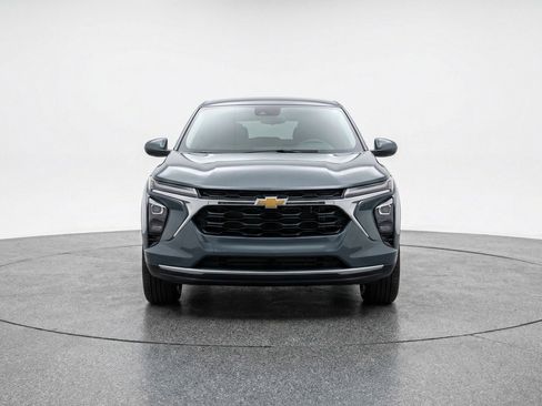 Used 2025 Chevrolet Trax LT FWD image 2