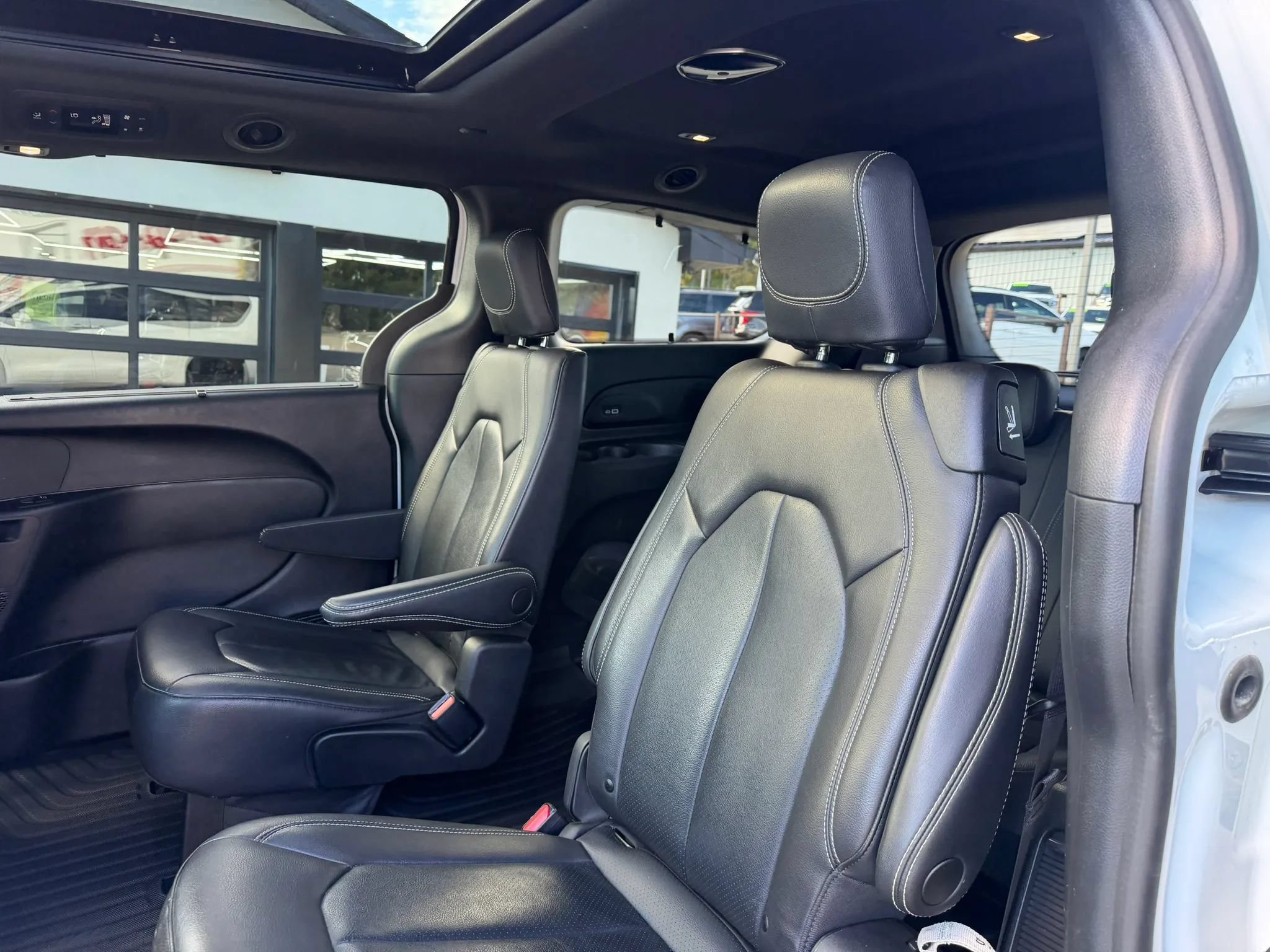 Used 2022 Chrysler Pacifica Touring-L w/ Uconnect Theater Family Group AWD/4WD image 35