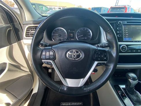 Used 2019 Toyota Highlander Plus image 21