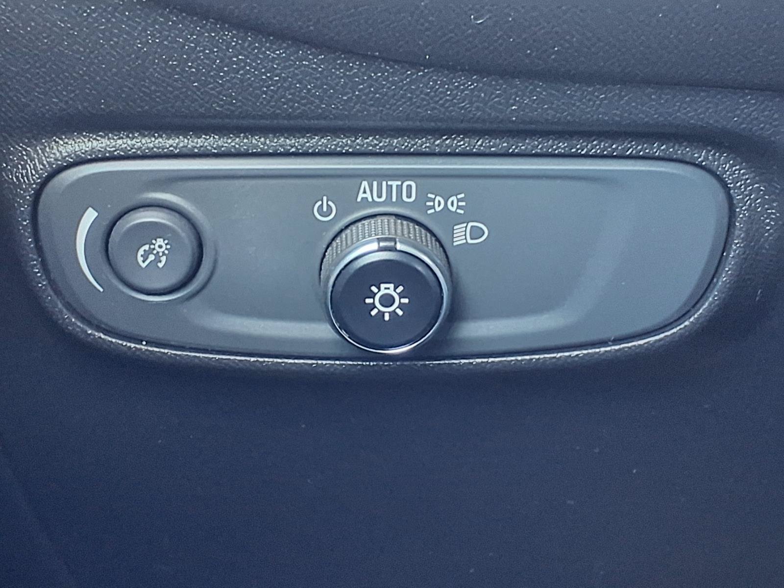 Used 2018 Chevrolet Equinox LT FWD image 18