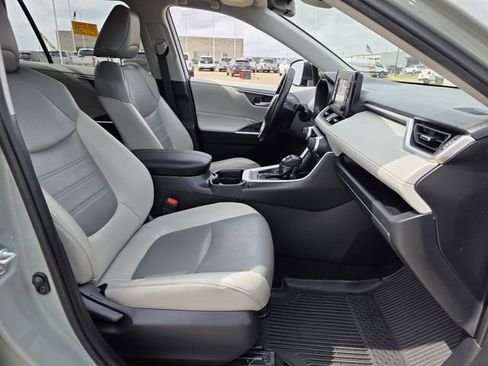 Used 2020 Toyota RAV4 XLE Premium image 26