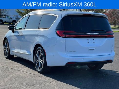 Used 2023 Chrysler Pacifica Pinnacle FWD image 12