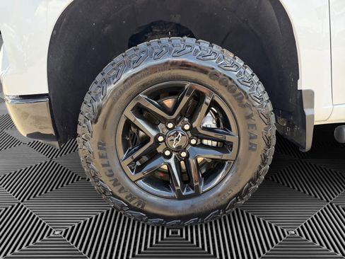 Used 2024 Chevrolet Silverado 1500 LT Trail Boss w/ Convenience Package II image 9