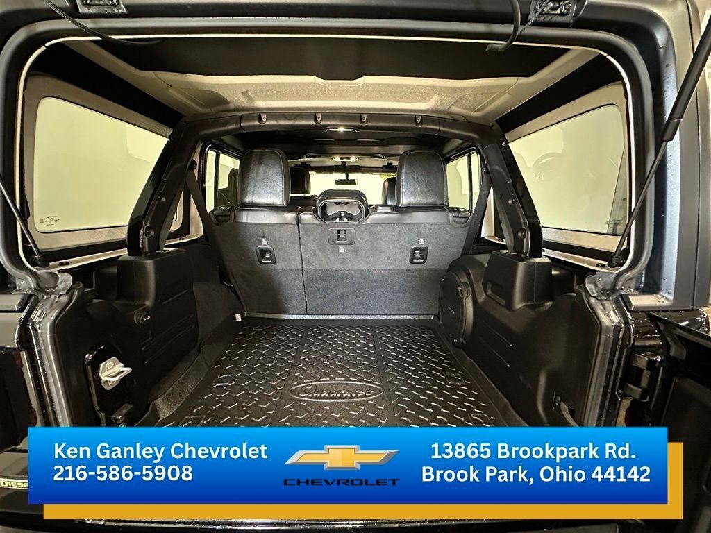 Used 2022 Jeep Wrangler Unlimited Sahara w/ LED Lighting Group AWD/4WD image 19