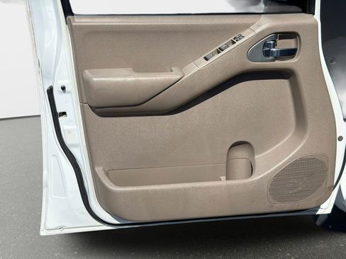 Used 2012 Nissan Frontier SV image 17