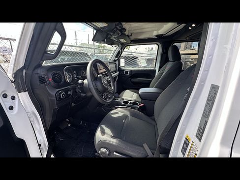 Used 2025 Jeep Wrangler Unlimited Rubicon AWD/4WD image 4
