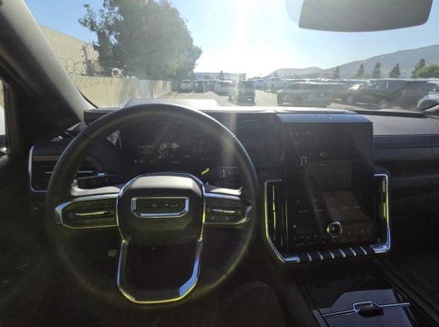 Used 2025 GMC Yukon Denali AWD/4WD image 5