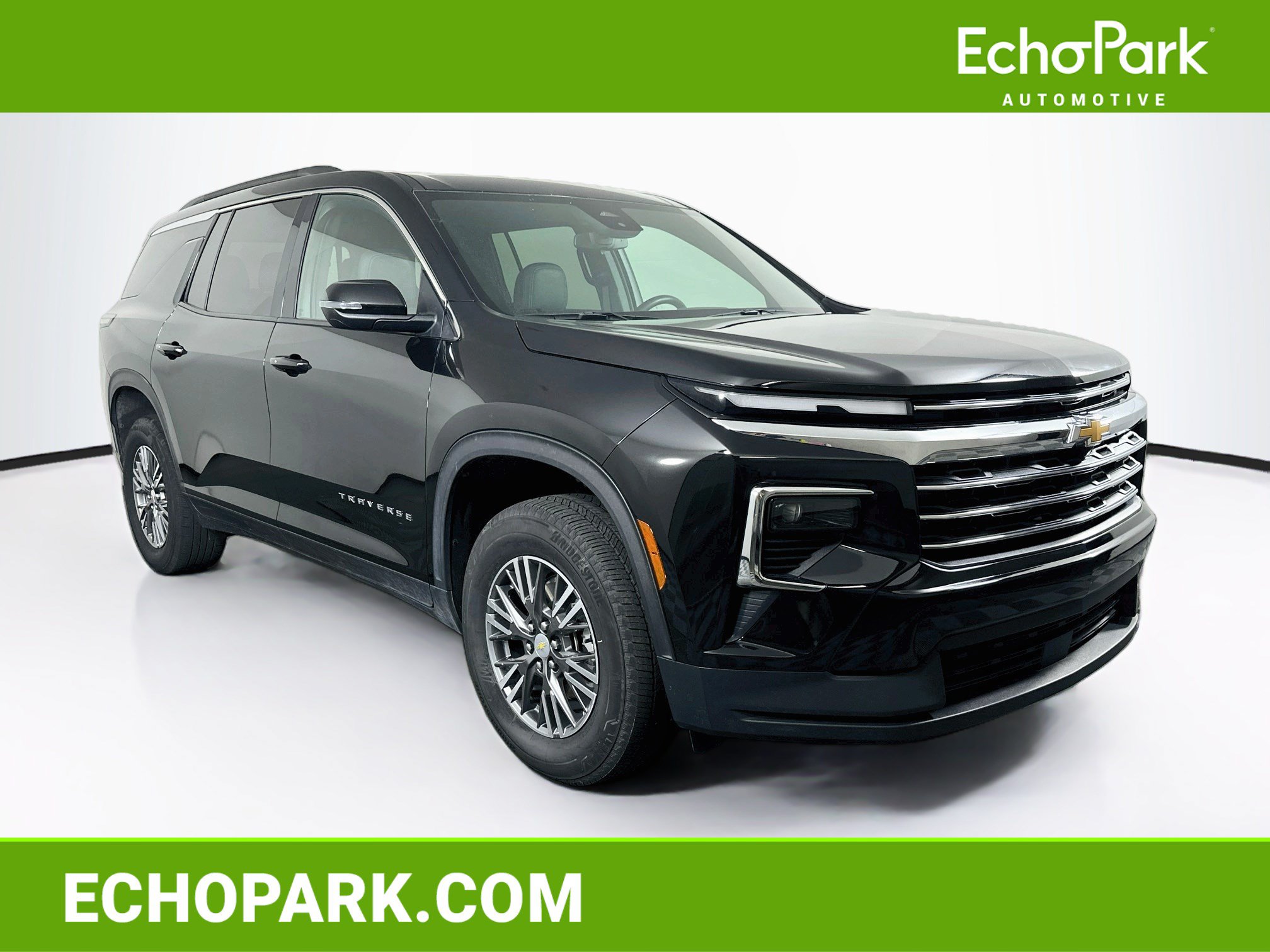 Used 2025 Chevrolet Traverse LT FWD image 1