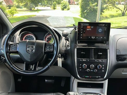 Used 2019 Dodge Grand Caravan SXT FWD image 10