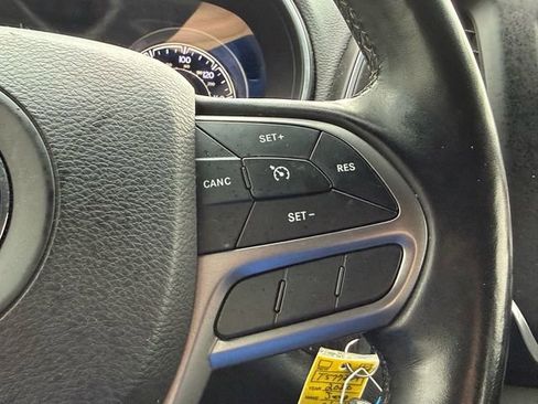 Used 2020 Jeep Cherokee Latitude w/ Cold Weather Group image 23