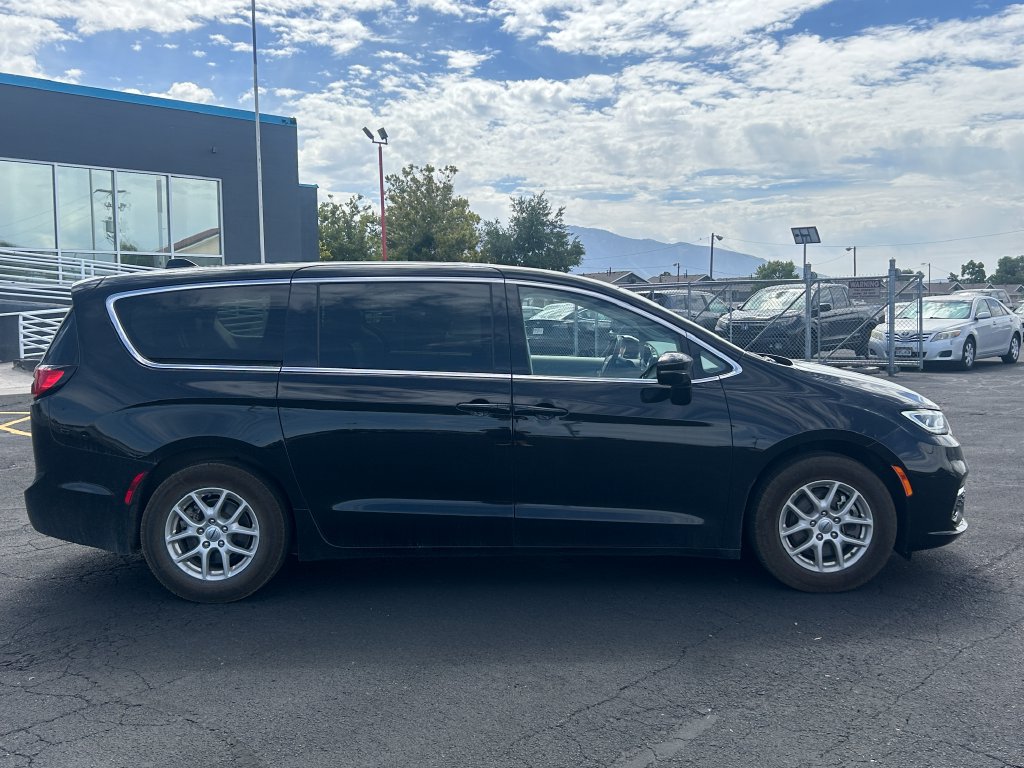 Used 2024 Chrysler Pacifica Touring-L FWD image 2