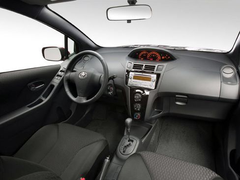 Used 2008 Toyota Yaris 2-Door Hatchback FWD image 4