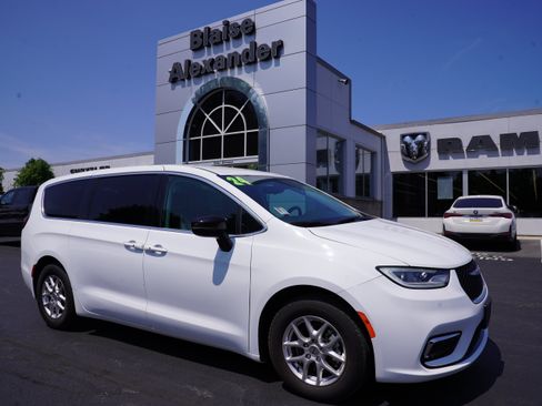 Used 2024 Chrysler Pacifica Touring-L FWD image 1