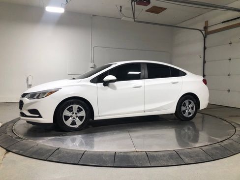 Used 2018 Chevrolet Cruze LS image 4
