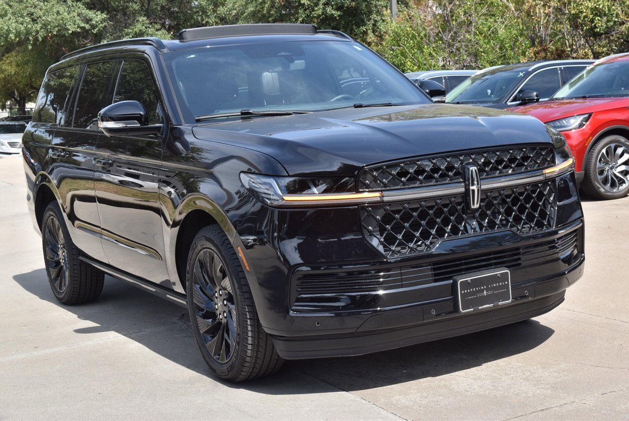 New 2026 Lincoln Navigator Reserve w/ Jet Appearance Package AWD/4WD image 3