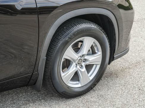 Used 2020 Toyota Highlander LE FWD image 11