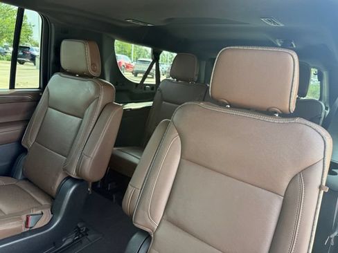 Used 2023 Chevrolet Suburban High Country w/ Premium Package 2 AWD/4WD image 30