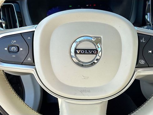 Used 2022 Volvo XC60 B5 Momentum image 22