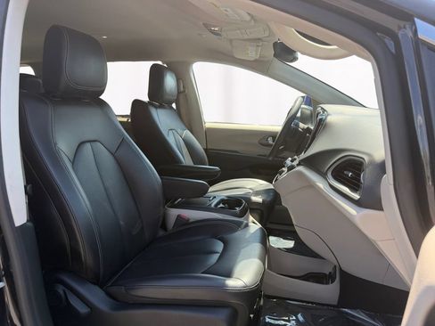 Used 2023 Chrysler Pacifica Touring-L FWD image 15