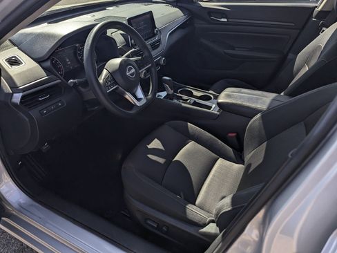 Used 2024 Nissan Altima 2.5 SV FWD image 9