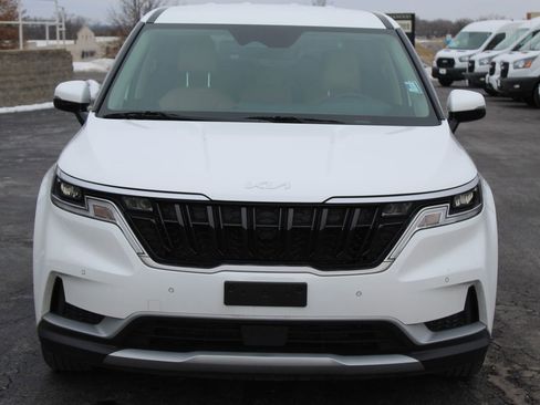 Used 2024 Kia Carnival EX image 10