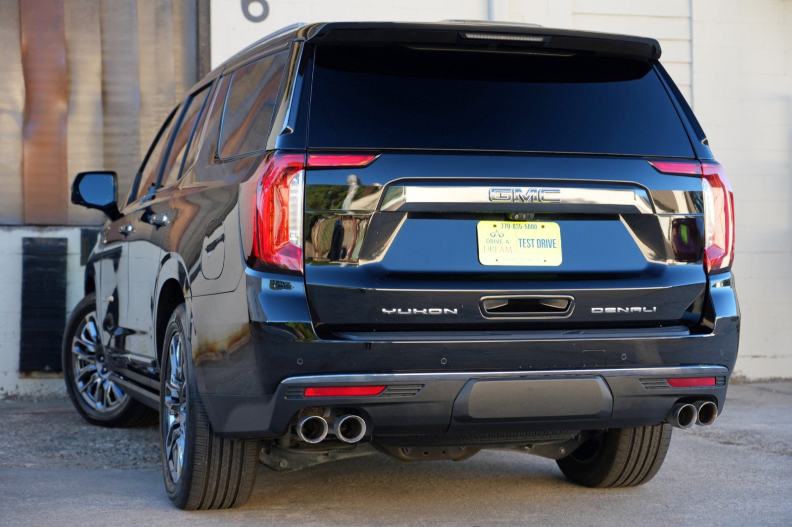 Used 2023 GMC Yukon Denali Ultimate AWD/4WD image 6