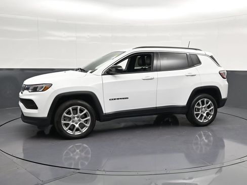 Used 2024 Jeep Compass Latitude AWD/4WD image 7