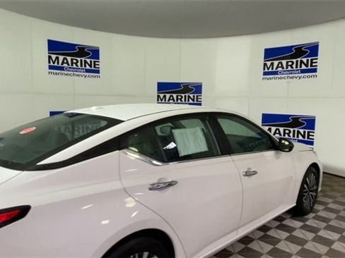 Used 2024 Nissan Altima 2.5 SV image 2