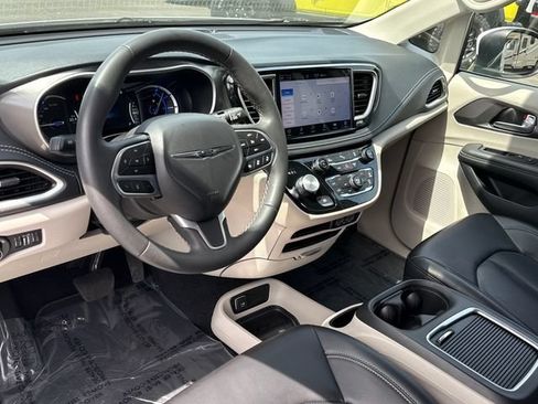 Used 2023 Chrysler Pacifica Touring-L FWD image 15
