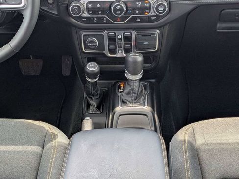 Used 2025 Jeep Wrangler Unlimited Sahara AWD/4WD image 18
