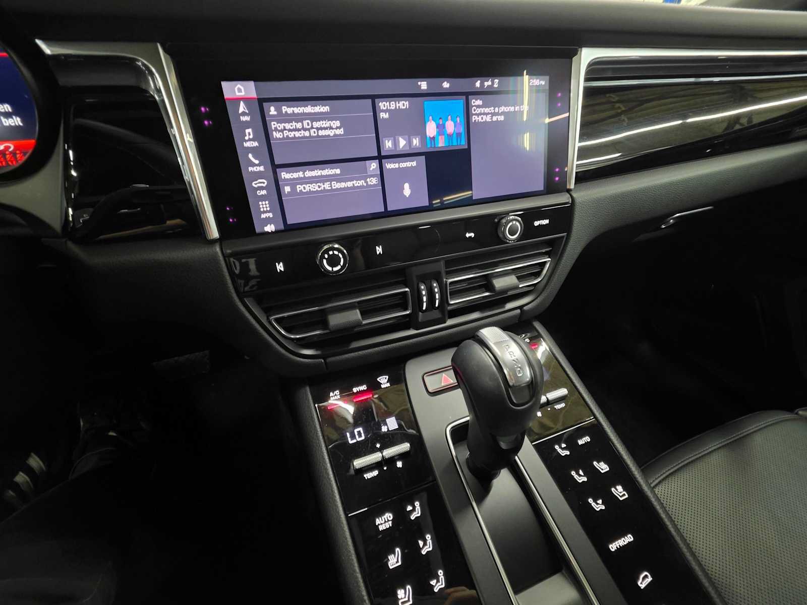 Used 2025 Porsche Macan AWD/4WD image 27