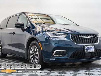 Used 2024 Chrysler Pacifica Select