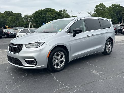 Used 2024 Chrysler Pacifica Limited FWD image 4