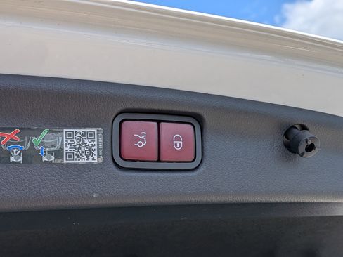 Used 2025 Mercedes-Benz C 300 Sedan image 14