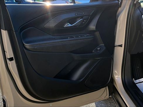 Used 2023 GMC Terrain SLT w/ Elevation Edition image 9