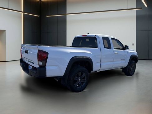 Used 2017 Toyota Tacoma SR5 AWD/4WD image 5