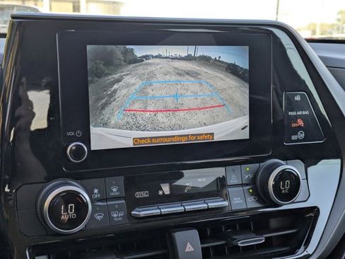 Used 2024 Toyota Highlander LE image 9