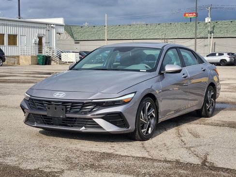 Used 2025 Hyundai Elantra SEL image 3