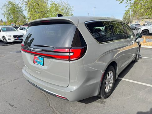 Used 2023 Chrysler Pacifica Touring-L FWD image 5
