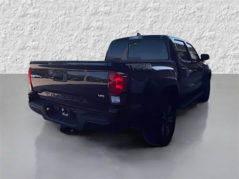 Used 2018 Toyota Tacoma TRD Sport image 3