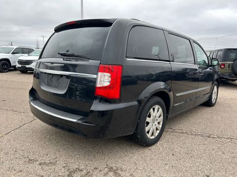 Used 2013 Chrysler Town & Country Touring image 17