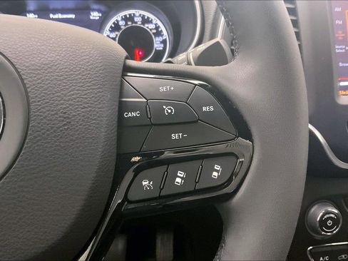 Used 2023 Jeep Cherokee Altitude Lux image 19