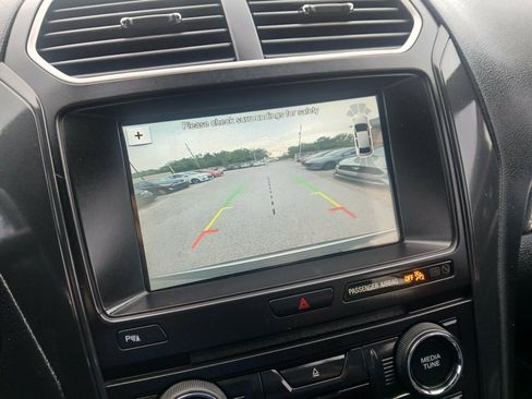 Used 2018 Ford Explorer XLT w/ Equipment Group 202A FWD image 14