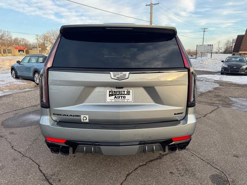 Used 2024 Cadillac Escalade V w/ LPO, ONYX Package image 6
