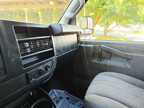 Used 2017 Chevrolet Express 2500 image 17