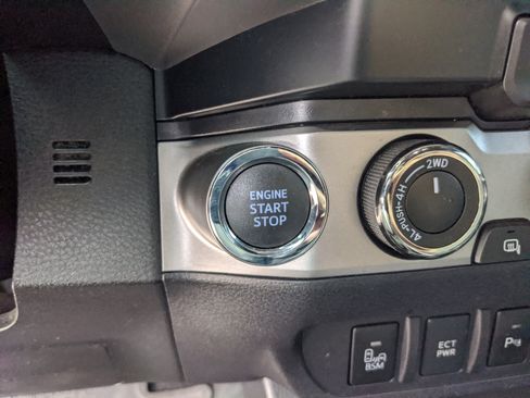 Used 2021 Toyota Tacoma Limited image 28