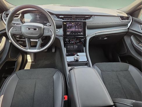 New 2025 Jeep Grand Cherokee Altitude image 11