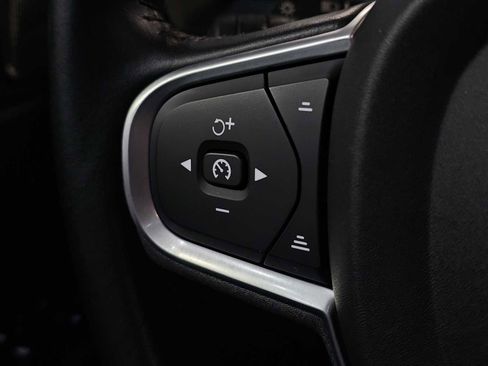 Used 2019 Volvo XC60 T5 Momentum w/ Multimedia Package image 27